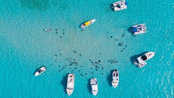 picture of boats at Stingray City sandbar