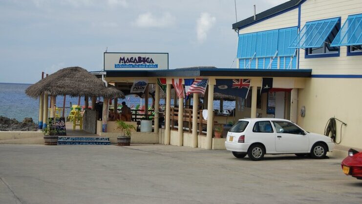 picture of car in parking lot at macabuca