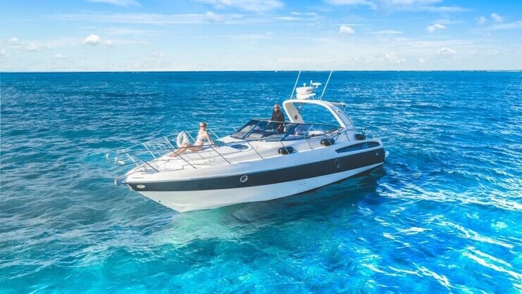 picture of boat in the sea